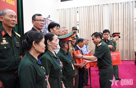 MND meets with national contributors from Dong Nai province